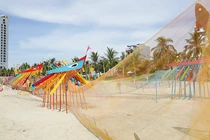 Không gian nghệ thuật sắp đặt “Câu chuyện làng chài” tái hiện nhịp sống, sự gắn kết cộng đồng và mối liên hệ giữa con người làng biển với biển cả.