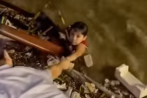 Bé trai được cứu lên bờ một cách thần kỳ và may mắn giữa dòng nước xiết.