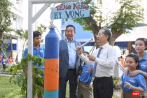 Ông Nguyễn Văn Quảng, Bí thư Thành ủy Đà Nẵng và ông Trương Gia Bình, Chủ tịch HĐQT Tập đoàn FPT thực hiện nghi thức đánh kẻng khai trường tại lễ khánh thành trường Hy Vọng dành cho trẻ mất cha mẹ vì COVID-19.