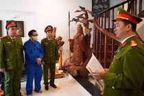 Cơ quan công an tống đạt quyết định khởi tố, bắt tạm giam và khám xét nhà của ông Lê Anh Phương. Ảnh: Công an cung cấp.