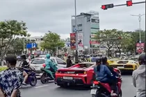 Dàn siêu xe nối đuôi vượt đèn đỏ ở Đà Nẵng khiến dư luận bức xúc (Ảnh chụp từ clip).