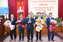 Ông Nguyễn Chí Tài (thứ hai từ phải sang) vừa được bầu giữ chức Phó Chủ tịch UBND TP Huế.