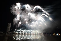 Màn pháo hoa ma mị của đội Trung Quốc trong đêm DIFF 2025 diễn ra tối 14/6