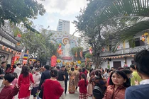 Sáng Mùng 1 Tết Ất Tỵ, người dân Đà Nẵng đổ về các ngôi chùa trên địa bàn để thăm viếng, cầu cho năm mới bình an.