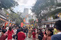 Sáng Mùng 1 Tết Ất Tỵ, người dân Đà Nẵng đổ về các ngôi chùa trên địa bàn để thăm viếng, cầu cho năm mới bình an.