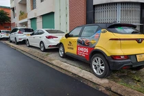 Người dân Đà Nẵng đưa xe lên các vỉa hè cao để tránh ngập lụt.