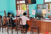 Người dân làm thủ tục tại Trung tâm phục vụ dịch vụ công xã Nam Trà My, thành phố Đà Nẵng. Ảnh Xuân Thọ.