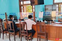 Người dân làm thủ tục tại Trung tâm phục vụ dịch vụ công xã Nam Trà My, thành phố Đà Nẵng. Ảnh Xuân Thọ.