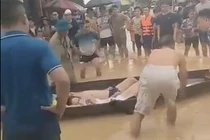 Các nạn nhân trong vụ ngạt khí thải máy phát điện ở Đà Nẵng đang được đưa đi cấp cứu bằng xuồng.