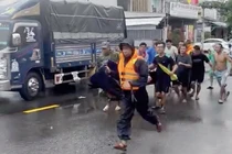 Người dân khiêng cả ghe đưa các nạn nhân bị ngạt khí thải máy nổ đi cấp cứu.