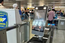 Nhận dạng sinh trắc học Face ID trên ứng dụng VNeID tại cổng an ninh, Sân bay Đà Nẵng.