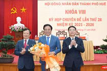 Ông Nguyễn Khắc Toàn (đứng giữa) được bầu giữ chức Chủ tịch Chủ tịch UBND thành phố.