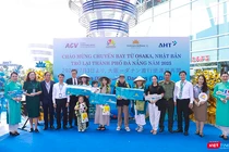 Hành khách may mắn trên chuyến bay trực tiếp Osaka – Đà Nẵng tại lễ đón.