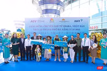 Hành khách may mắn trên chuyến bay trực tiếp Osaka – Đà Nẵng tại lễ đón.