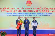 Phó Thủ tướng thường trực Chính phủ Nguyễn Hoà Bình thay mặt Chính phủ trao Quyết định của Thủ tướng Chính phủ về thành lập Khu Thương mại tự do Đà Nẵng cho lãnh đạo TP Đà Nẵng.