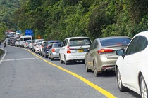 Dòng xe rồng rắn vượt đèo Hải Vân trở về làm việc sau đợt nghỉ Tết Ất Tỵ.