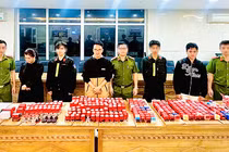 Các đối tượng và tang vật trong đường dây tội phạm rửa tiền quy mô lớn nhất từ trước đến nay tại Đà Nẵng bị triệt phá. Ảnh: Công an cung cấp.