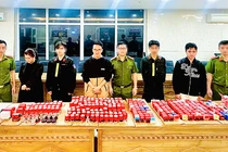 Các đối tượng và tang vật trong đường dây tội phạm rửa tiền quy mô lớn nhất từ trước đến nay tại Đà Nẵng bị triệt phá. Ảnh: Công an cung cấp.