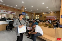 Người dân ra về sau khi được đáp ứng dịch vụ công tại phường An Hải (Đà Nẵng).