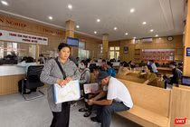 Người dân ra về sau khi được đáp ứng dịch vụ công tại phường An Hải (Đà Nẵng).