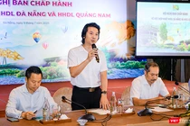 Ông Hồ Thanh Tú, Tổng Thư ký Hiệp hội Du lịch Đà Nẵng (cũ) báo cáo về thực trạng cơ cấu của hai Hiệp hội Du lịch và tóm tắt nội dung cuộc họp của Ban Thường trực thuộc Hiệp hội Du lịch Đà Nẵng và Hiệp hội Du lịch Quảng Nam.