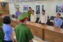 Cơ quan Công an và Viện KSND tống đạt quyết định khởi tố, bắt tạm giam 3 đối tượng chôn 162 tấn chất thải trong dự án nhà máy đốt rác Khánh Sơn.