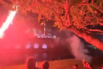 Hoả pháo thần công tại Kỳ đài Huế bắn về phía người xem khiến du khách tháo chạy.