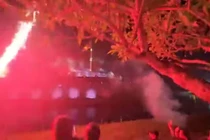 Hoả pháo thần công tại Kỳ đài Huế bắn về phía người xem khiến du khách tháo chạy.