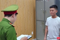 Công an TP Đà Nẵng tống đạt quyết định khởi tố bị can và thi hành lệnh bắt tạm giam đối với Phạm Công Lộc về hành vi tổ chức đánh bạc.