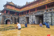 Di tích Cố đô Huế ngập sâu trong nước.