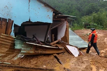 Sạt lở khiến nhà dân ở thôn Atếêp, xã A Vương, thành phố Đà Nẵng bị sập.