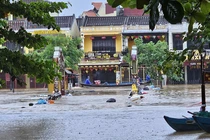 Cầu An Hội chìm trong nước lũ.