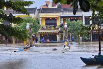 Cầu An Hội chìm trong nước lũ.