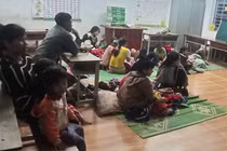 Người dân ở vùng núi thành phố Đà Nẵng được sơ tán khỏi khu vực nguy hiểm đến nơi an toàn.