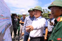 Thứ trưởng Bộ Xây dựng Nguyễn Việt Hùng, Phó trưởng Đoàn kiểm tra số 1 theo quyết định của Thủ tướng Chính phủ tại chuyến kiểm tra thực địa, làm việc với các đơn vị liên quan về tiến độ dự án cao tốc Hòa Liên – Túy Loan (TP Đà Nẵng).
