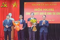 Ông Phùng Phú Phong (thứ 2 từ trái qua), Giám đốc Sở Xây dựng được điều động, chỉ định giữ chức Bí thư Quận ủy Sơn Trà.