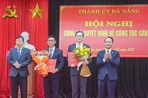 Ông Phùng Phú Phong (thứ 2 từ trái qua), Giám đốc Sở Xây dựng được điều động, chỉ định giữ chức Bí thư Quận ủy Sơn Trà.