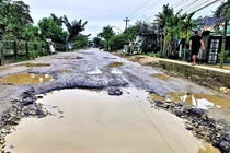 Quốc lộ 14E (đoạn qua xã Bình Quý, huyện Thăng Bình, Quảng Nam) dày đặc ổ voi, trở thành nổi ám ảnh của người dân địa phương và cánh tài xế.