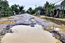 Quốc lộ 14E (đoạn qua xã Bình Quý, huyện Thăng Bình, Quảng Nam) dày đặc ổ voi, trở thành nổi ám ảnh của người dân địa phương và cánh tài xế.