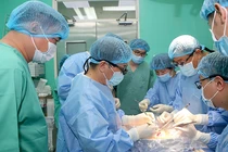 Ê kíp bác sĩ Bệnh viện Trung ương Huế đang thực hiện ca ghép tạng cho bệnh nhân.
