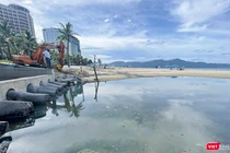 Nước đọng trước cống xả dẫn ra biển du lịch Đà Nẵng bốc mùi hôi thối và phản cảm.