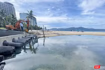 Nước đọng trước cống xả dẫn ra biển du lịch Đà Nẵng bốc mùi hôi thối và phản cảm.