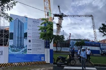 Vụ sập cẩu tháp ở công trình dự án Hiyori Aqua Tower khiến 1 người chết tại chỗ.