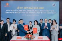 Ông Hồ Kỳ Minh, Phó chủ tịch Thường trực UBND TP Đà Nẵng và bà Lê Thị Thu Thuỷ, Phó chủ tịch Tập đoàn Vingroup trao biên bản ghi nhớ lại lế ký kết.
