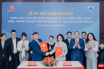 Ông Hồ Kỳ Minh, Phó chủ tịch Thường trực UBND TP Đà Nẵng và bà Lê Thị Thu Thuỷ, Phó chủ tịch Tập đoàn Vingroup trao biên bản ghi nhớ lại lế ký kết.