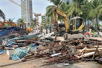 Sau 8 tháng đối thoại không thành, ngày 7/5, UBND quận Sơn Trà (TP Đà Nẵng) đã mạnh tay cưỡng chế các ki ốt ven biển du lịch trên đường Võ Nguyên Giáp.