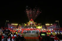 Quang cảnh chương trình nghệ thuật “Dưới cờ vinh quang” chào mừng kỷ niệm 80 năm Cách mạng tháng Tám và Quốc khánh 2-9 đã chính thức diễn ra tại Huế.