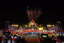 Quang cảnh chương trình nghệ thuật “Dưới cờ vinh quang” chào mừng kỷ niệm 80 năm Cách mạng tháng Tám và Quốc khánh 2-9 đã chính thức diễn ra tại Huế.