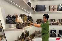 Công an kiểm tra shop thời trang trên địa bàn thành phố Đà Nẵng.