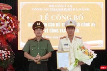 Thượng tá Trần Minh Nguyên (bìa phải), Phó Giám đốc Công an tỉnh Kon Tum nhận quyết định làm Phó Giám đốc Công an TP Đà Nẵng.